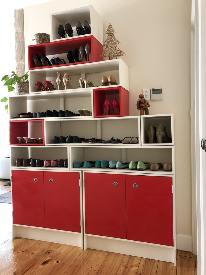 Shoe storage cabinet in lacquer finish — white and red panels